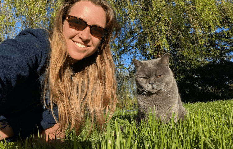 Petsitter Kelsey takes a selfie in the garden with the British Shorthair cat she’s looking after.